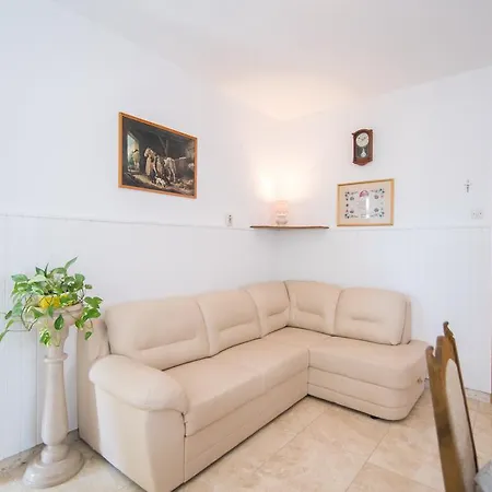 Apartment Vrandecic Postira